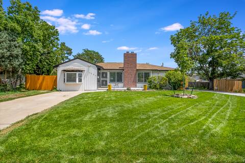 Sleeps 8!  Amazing Location in Denver w/large yard