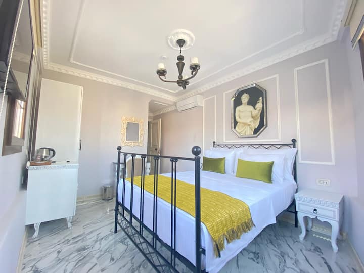 Kuşadası Merkez Limana Yakın ÇArşı İçI Otel Oda - Kuşadası