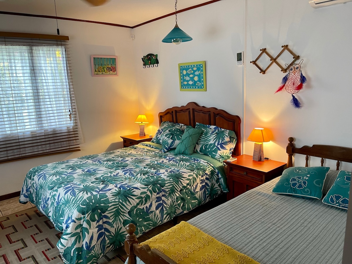 Udobna spavaća soba u smještaju Gecko, gdje možete povratiti snagu i nastaviti istraživati sljedeći dan.  Dostupni su USB i C priključci
