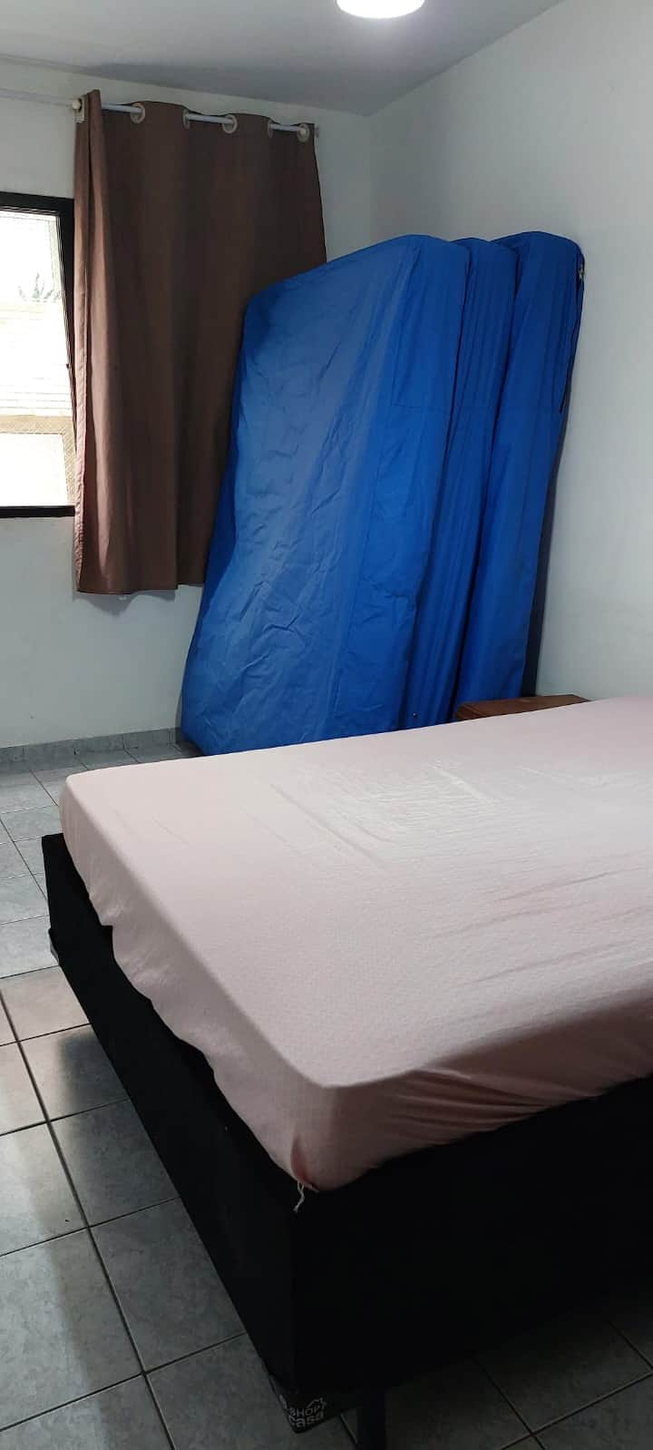 U spavaćoj sobi nalaze se 3 (tri) dodatna dvostruka madraca. Preporučujemo vam da upotrijebite dodatne madrace na kauču na razvlačenje koji se nalaze u dnevnom boravku.