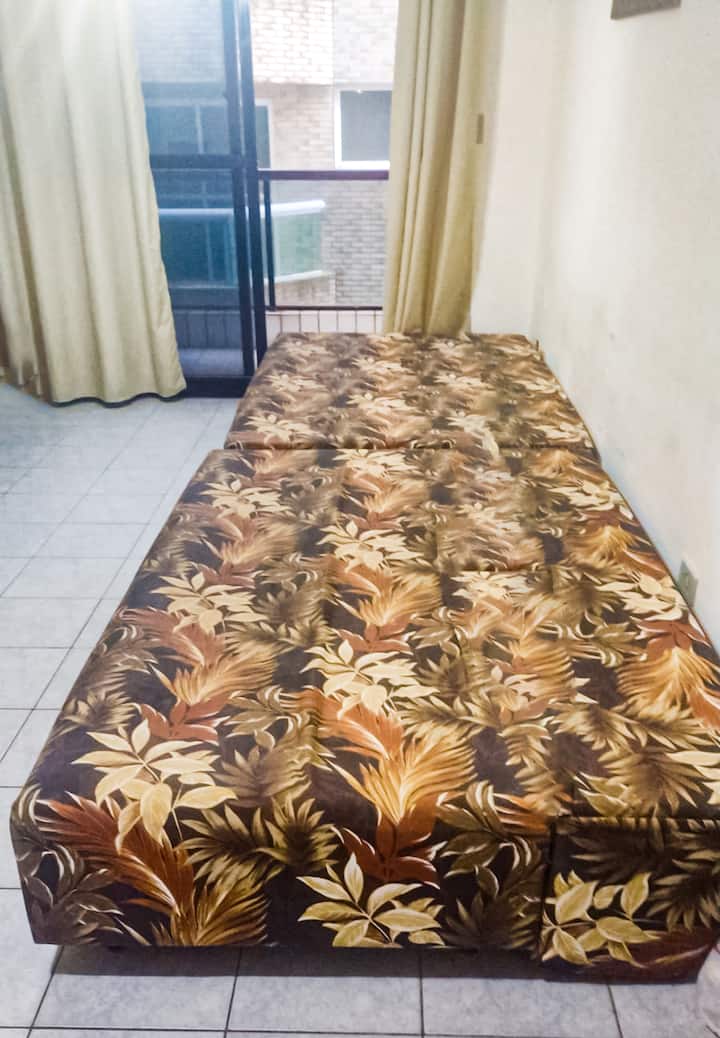 Dva (2) kauča u dnevnom boravku otvorena su i postaju bračni kreveti. 
Kreveti mogu primiti 4 (četiri) osobe. 
Soba s izlazom na balkon. 
U sobi nema ventilatora, samo u spavaćoj sobi.