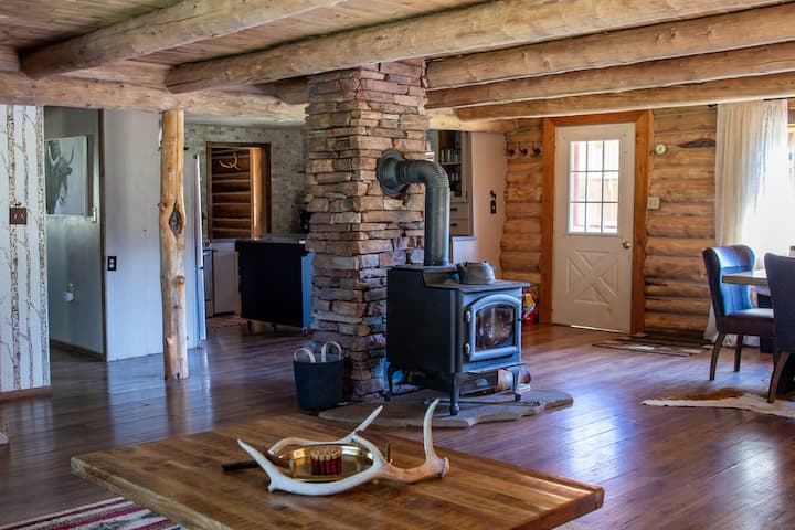 Montana Ranch · Log Cabin & Horse Stables - Montana