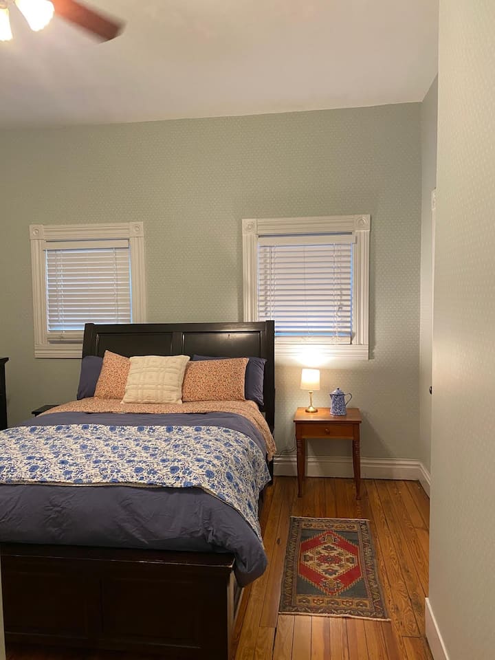 חדר שינה מס '1. בשני חדרי השינה יש מאווררי תקרה וארונות גדולים. הם נמצאים מאחורי הבית. מיטת קווין סייז.