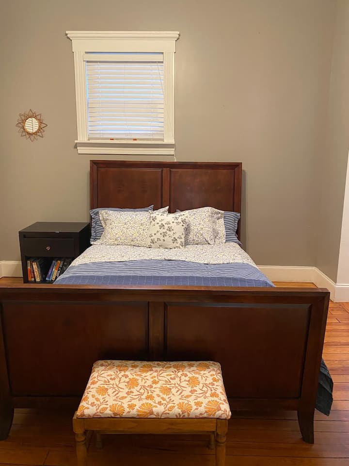 חדר שינה מס '2. בשני חדרי השינה יש מאווררי תקרה וארונות גדולים. הם נמצאים מאחורי הבית. מיטת קווין סייז.