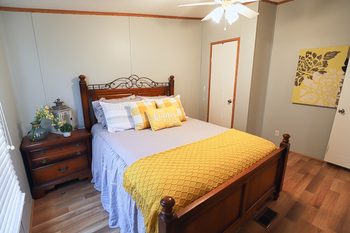 标准双人床卧室