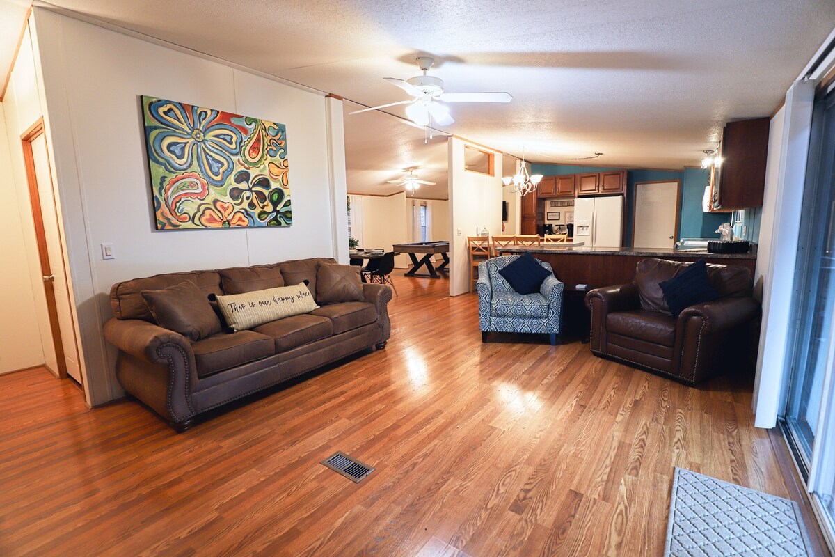 带拉出式沙发的起居区