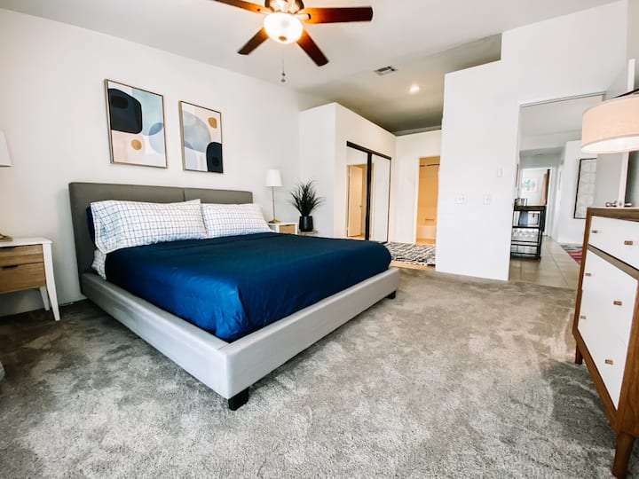 Una camera da letto principale molto spaziosa con letto matrimoniale grande e un materasso in memory foam incredibilmente comodo e biancheria da letto in cotone.