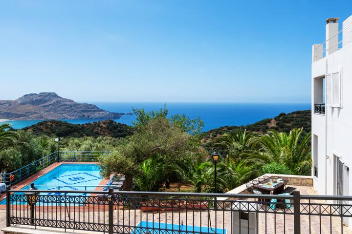 A 5 bedroom villa with pool & amazing sea view