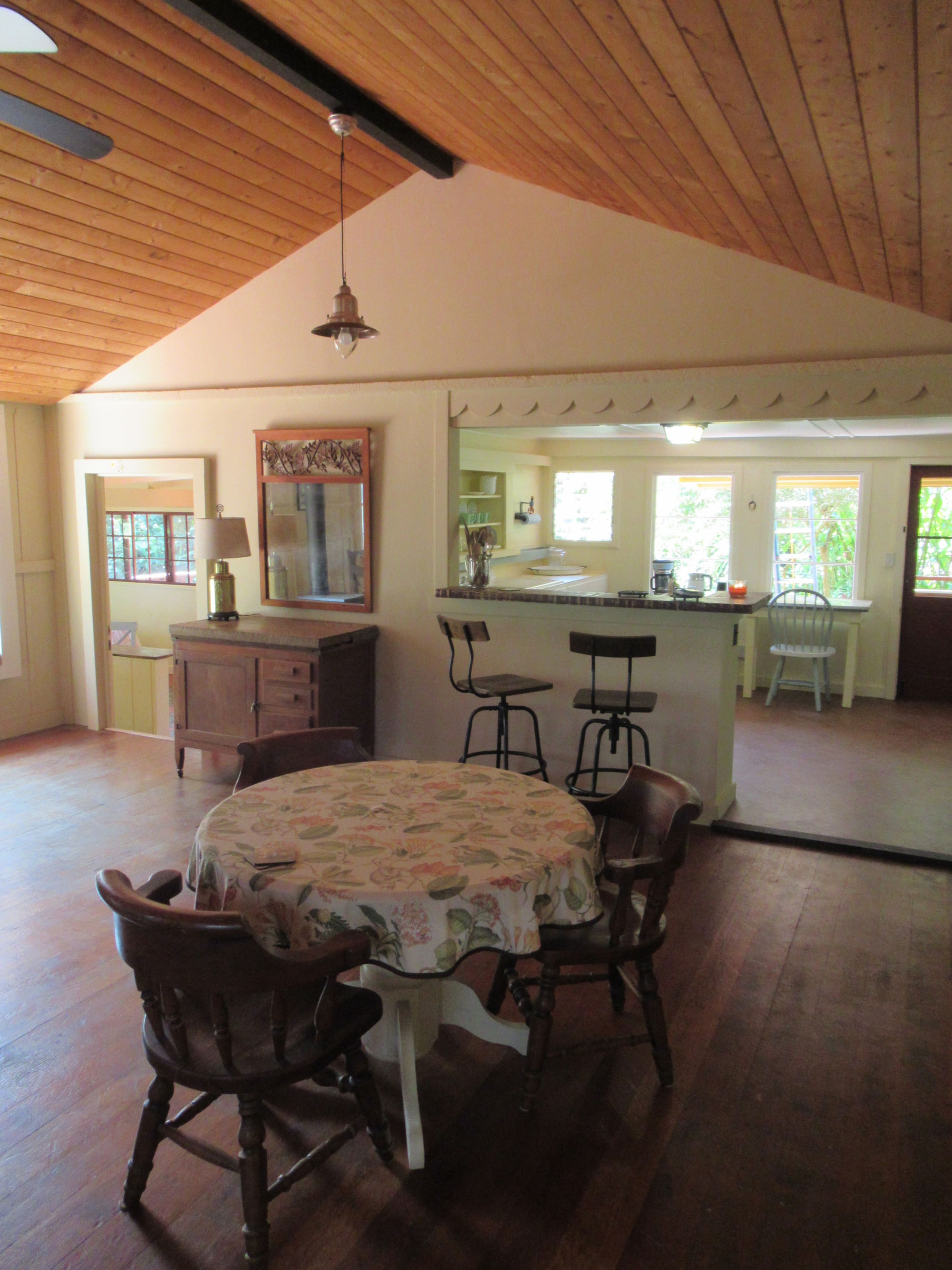 Vintage Farmhouse and Botanical Garden - Photo 8
