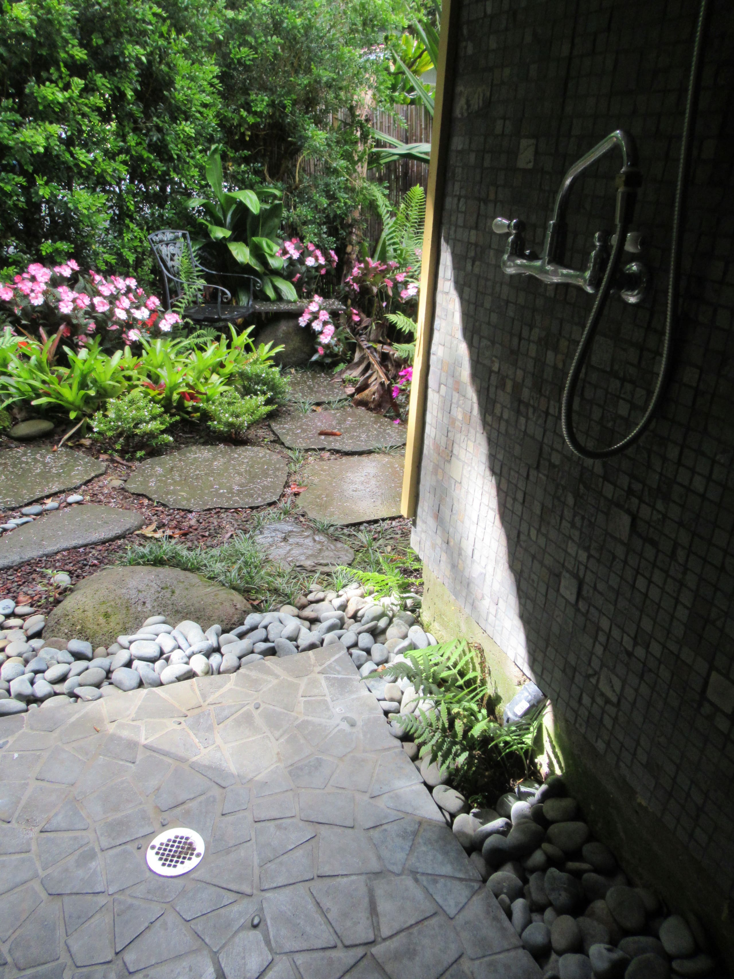 Vintage Farmhouse and Botanical Garden - Photo 14
