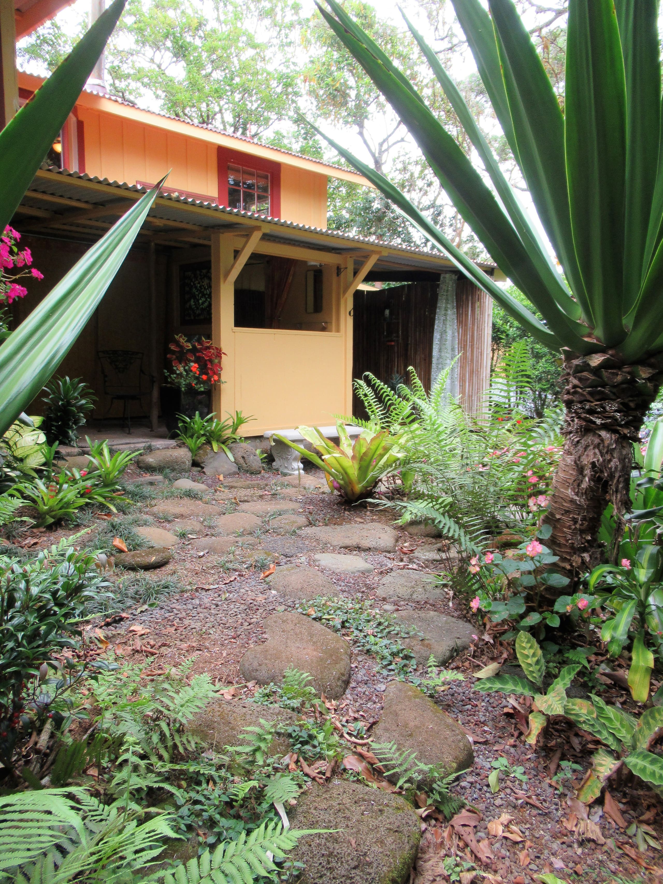 Vintage Farmhouse and Botanical Garden - Photo 16