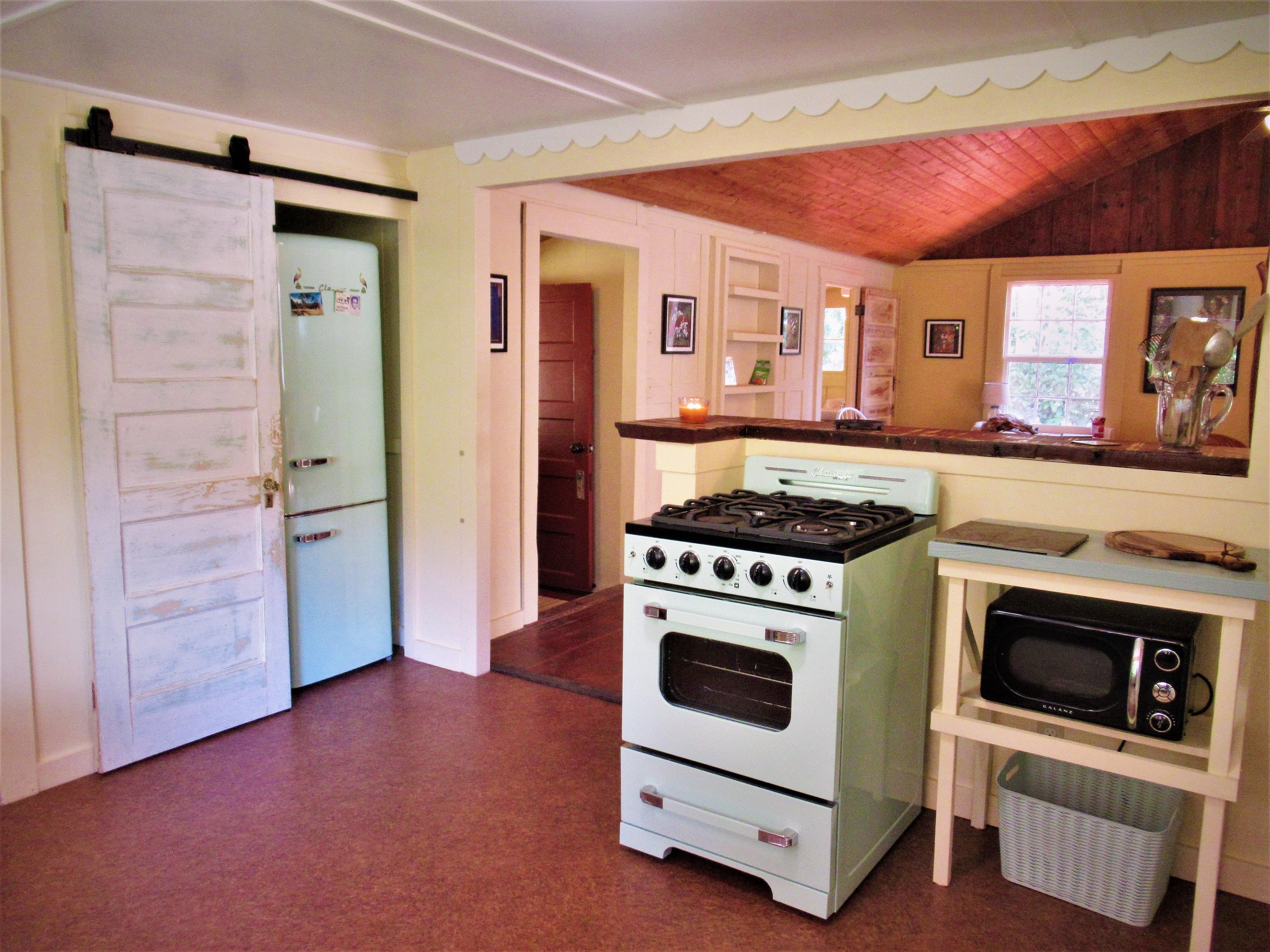Vintage Farmhouse and Botanical Garden - Photo 7