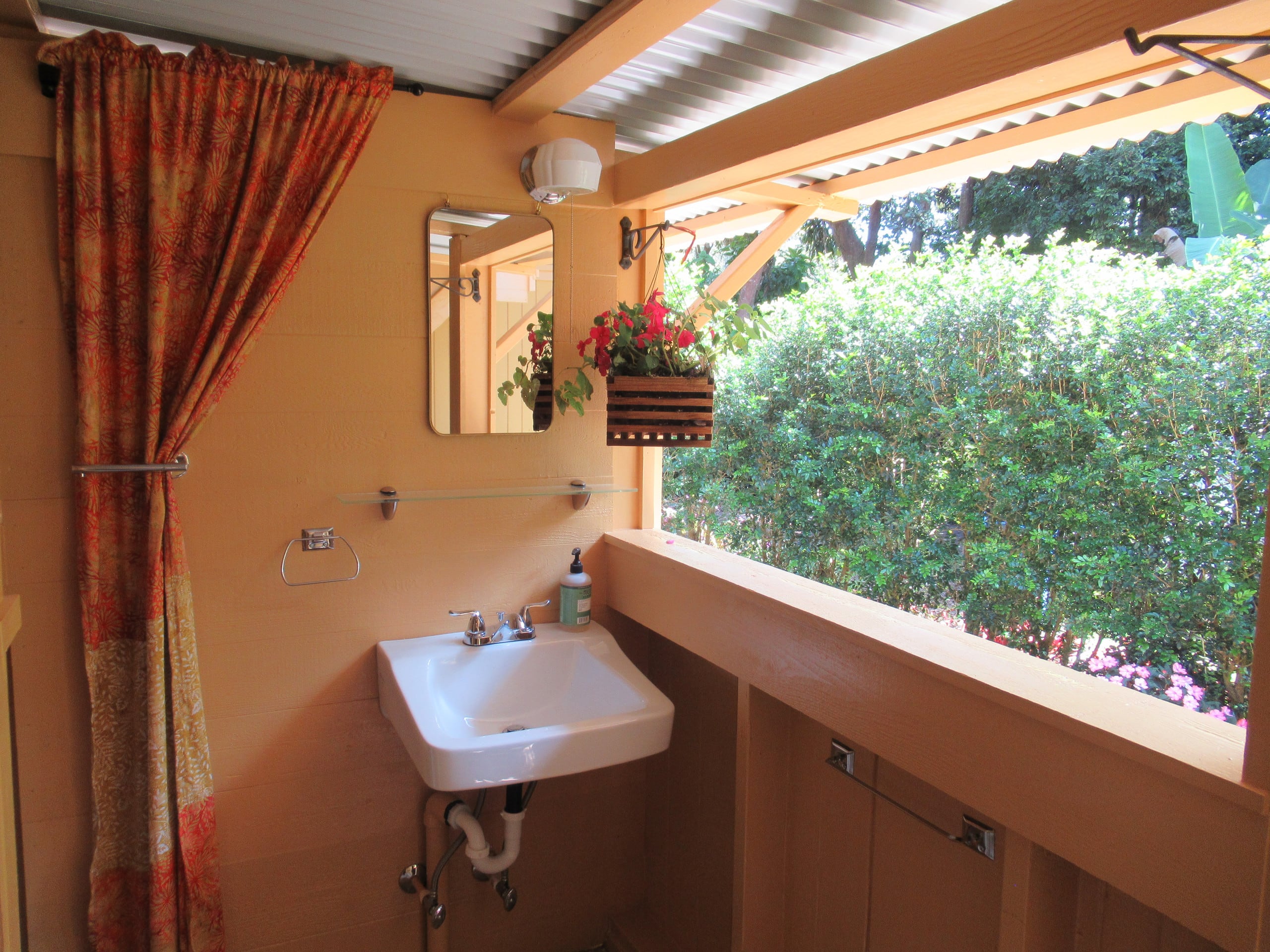 Vintage Farmhouse and Botanical Garden - Photo 12