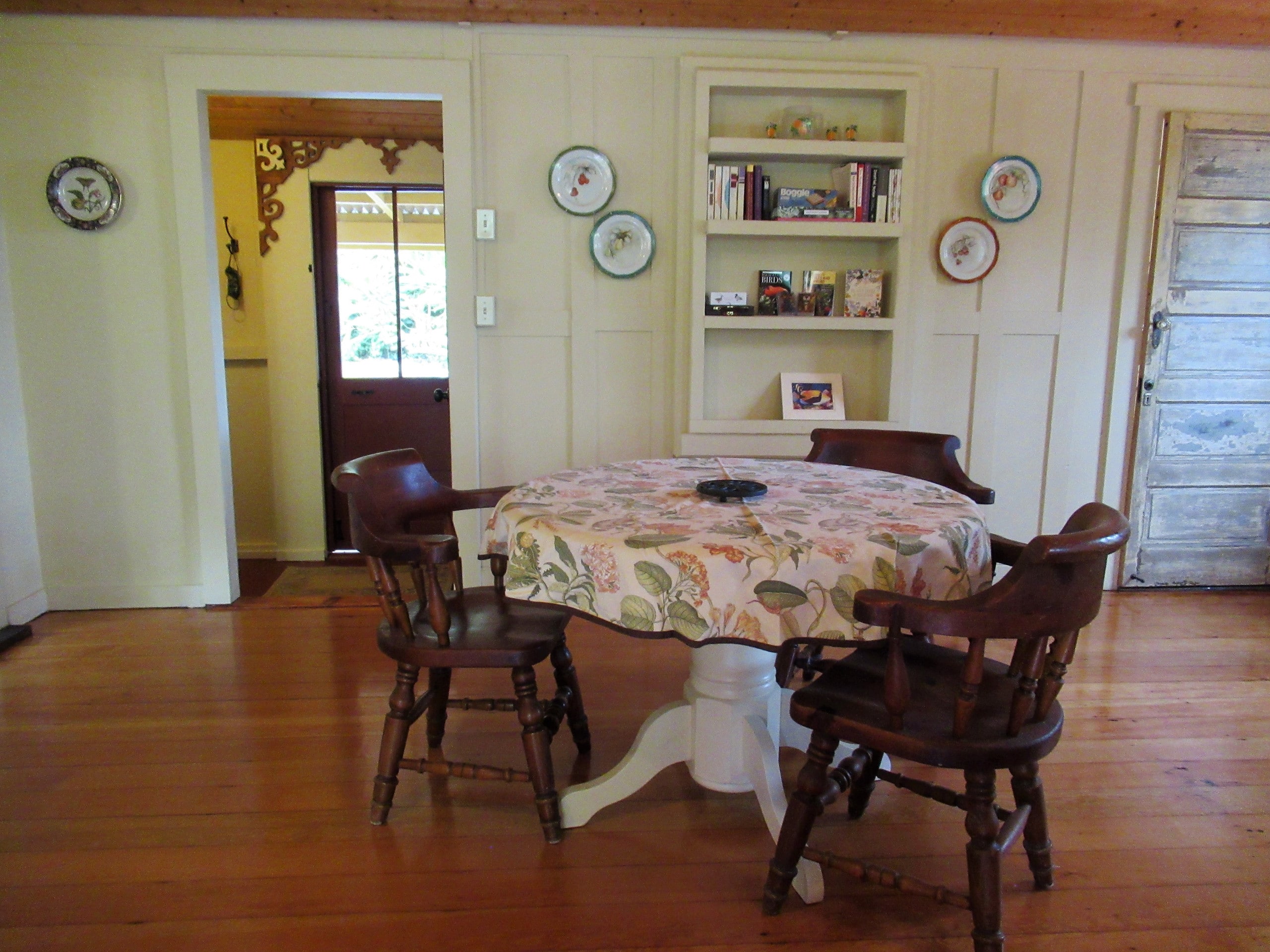 Vintage Farmhouse and Botanical Garden - Photo 9