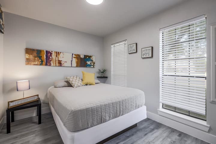 Dormitorio 1 del primer piso: cama tamaño queen.