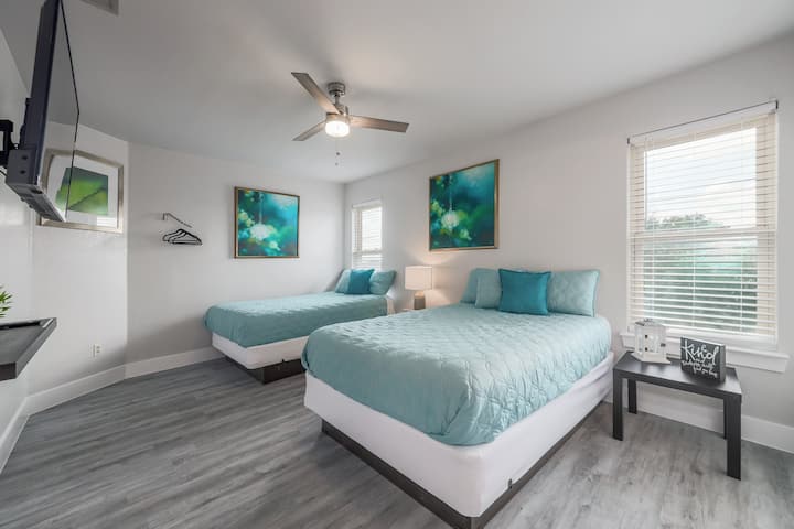 Dormitorio 2: dormitorio principal con 2 camas XL de tamaño completo y TV inteligente de 50pulgadas.  Esta habitación tiene baño privado.