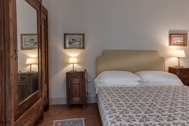 سرير بحجم كوين ستة مع خزانة ملابس