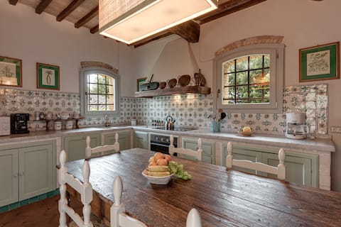 Top Airbnb: Large Tuscan Chianti Tower suite Apartment a Poggibonsi