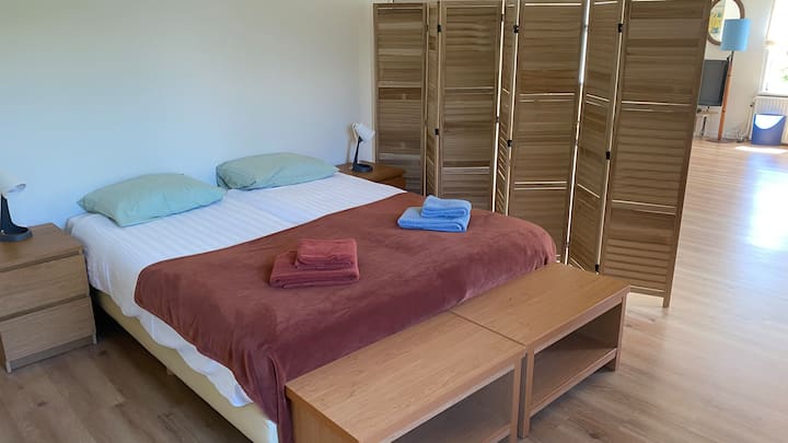 Den ultraupplysta rumsskärmen låter dig skydda sovutrymmet. Skärmen kan enkelt ställas åt sidan. Sängarna får alltid rena lakan och kuddar. Sängarna kan också placeras separat så att kollegor har sin egen avskildhet.