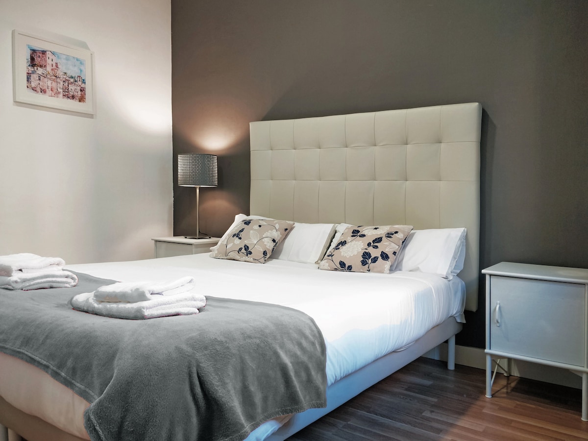 Successful Airbnb property: WALK to CAMP NOU - Wi-Fi / AC / 3 Bed in L'hospitalet De Llobregat