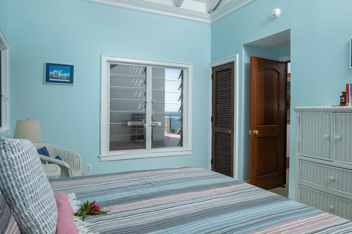 Prostrana soba s visokim stropovima.