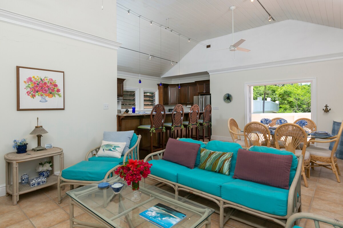 Dnevni boravak i blagovaonica otvorenog prostora.