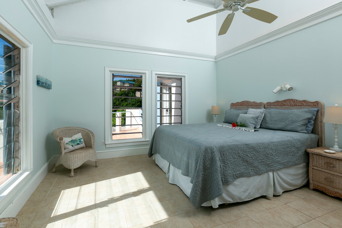 Prva spavaća soba ima bračni krevet (širine 180 - 200 cm).