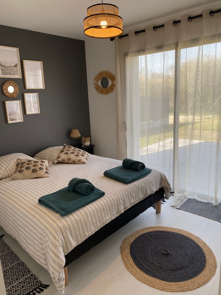 dormitorio principal con cama 160. Ropa de cama nueva.
Se proporciona sábanas. Cama hecha a la llegada.