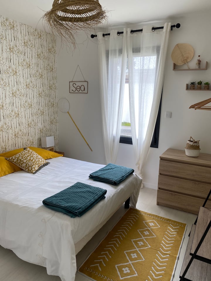 dormitorio con una cama de 140.
ropa de cama nueva.
sábana proporcionada. camas hechas a la llegada.