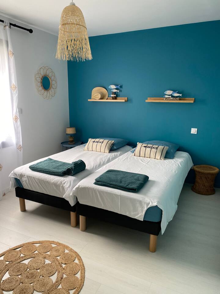 dormitorio con 2 camas de 90 nuevas . 
armarios grandes.
