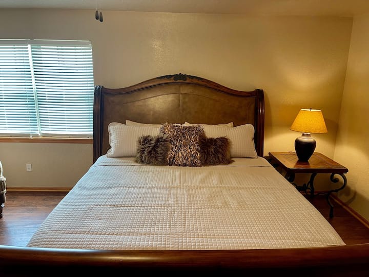 带记忆泡沫床垫的加大双人床