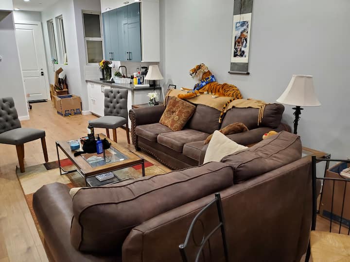 Sala de estar compartida con un montón de asientos cómodos.