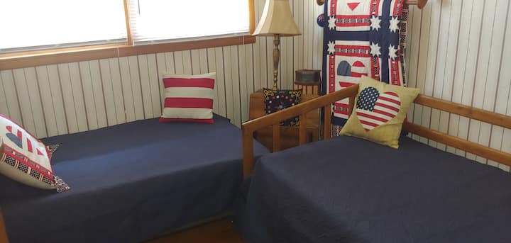 2 - ра спалня има две единични легла.  В тази стая е много уютно.  