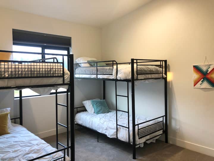 第3间卧室配备两张双层床