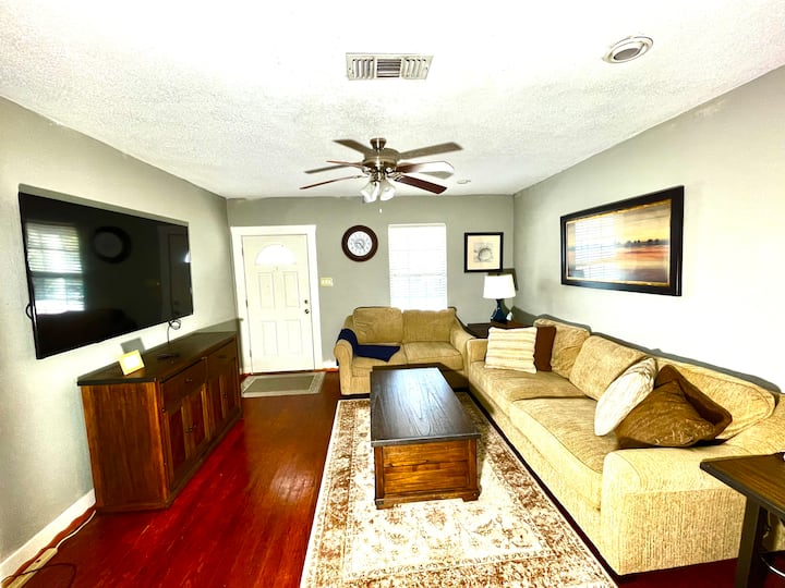 Cheerful 3-bedroom House With Free Parking - Galveston, TX