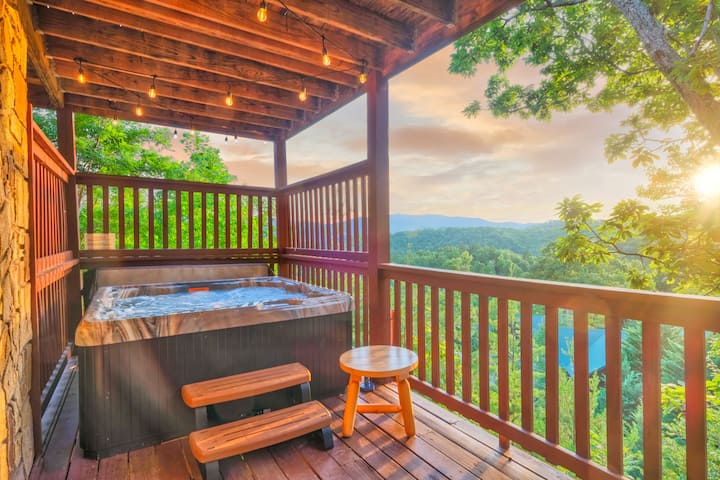 Mountain Life In Luxury With Breathtaking Views - Gatlinburg, TN
