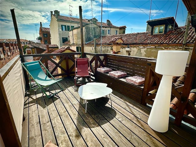 Palazzo Veneziano with roof terrace & canale view