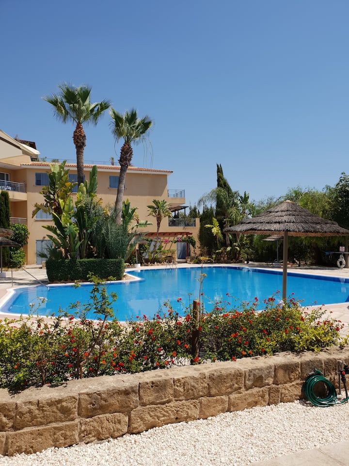 Peyia Gardens 2 bed 2 bath 
Large terrace & pool.