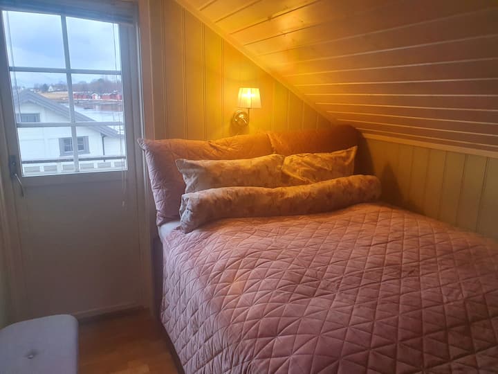 חדר שינה עם מיטה בגודל 150 ס"מ ויציאה למרפסת