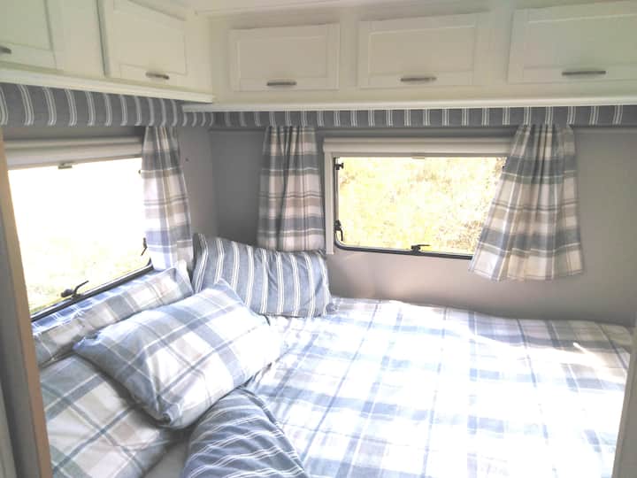 超级舒适的2米宽双人床。
提供不同的羽绒被，以确保房客在任何季节都能感到舒适。 