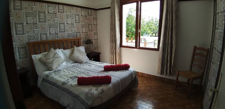 1 ห้องนอนมองเห็นสระว่ายน้ำและสวน