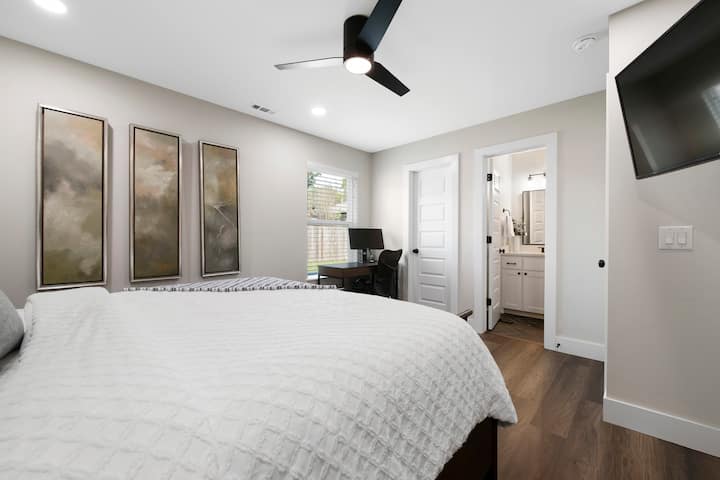 Glavna spavaća soba s TV-om