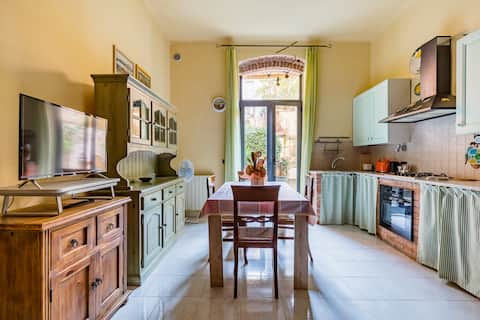 Top Airbnb: Apt. with garden a stone's throw from the tower! in Pisa