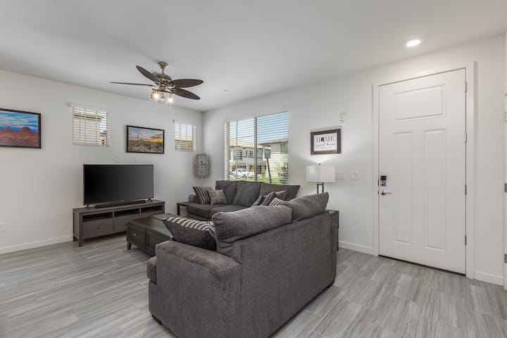 Gorgeous Gilbert Condo - Close To All! - Gilbert, AZ