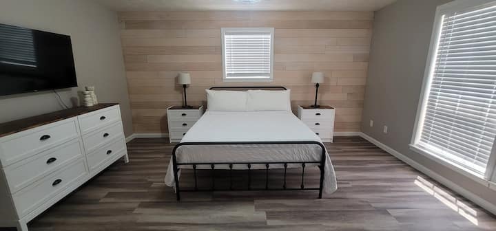 Chumba kikuu cha kulala chini ni cha kutuliza sana 