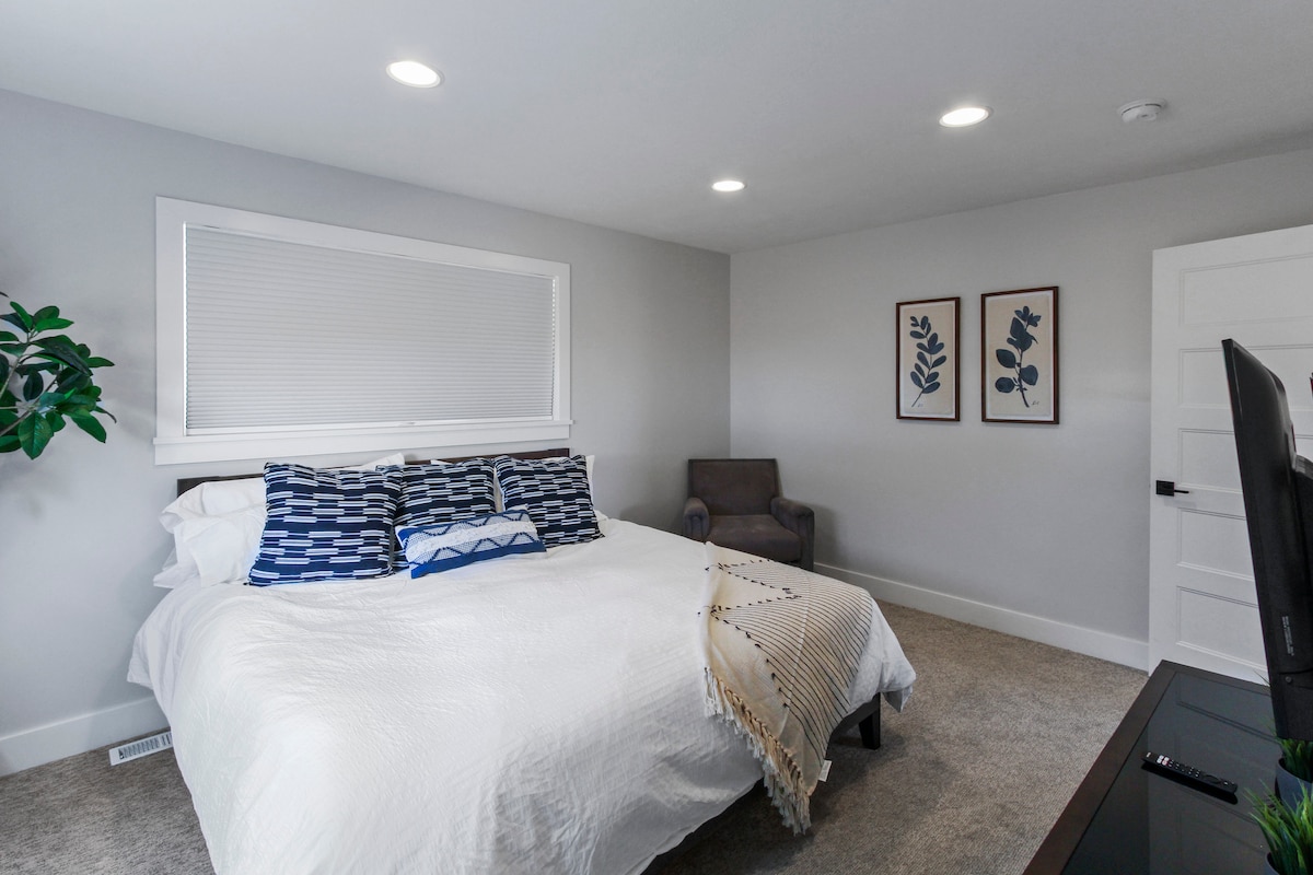 Hlavná spálňa s manželskou posteľou King a televízorom