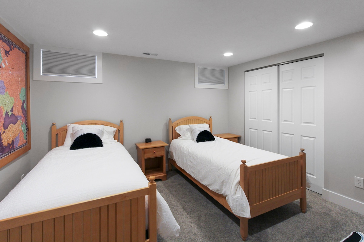 Spálňa v suteréne s dvoma samostatnými posteľami