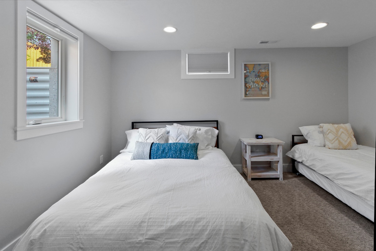 Manželská posteľ v suteréne a dve samostatné postele