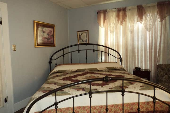 מיטת קינג סייז חדר שינה ראשון, אח, טלוויזיה, שידה