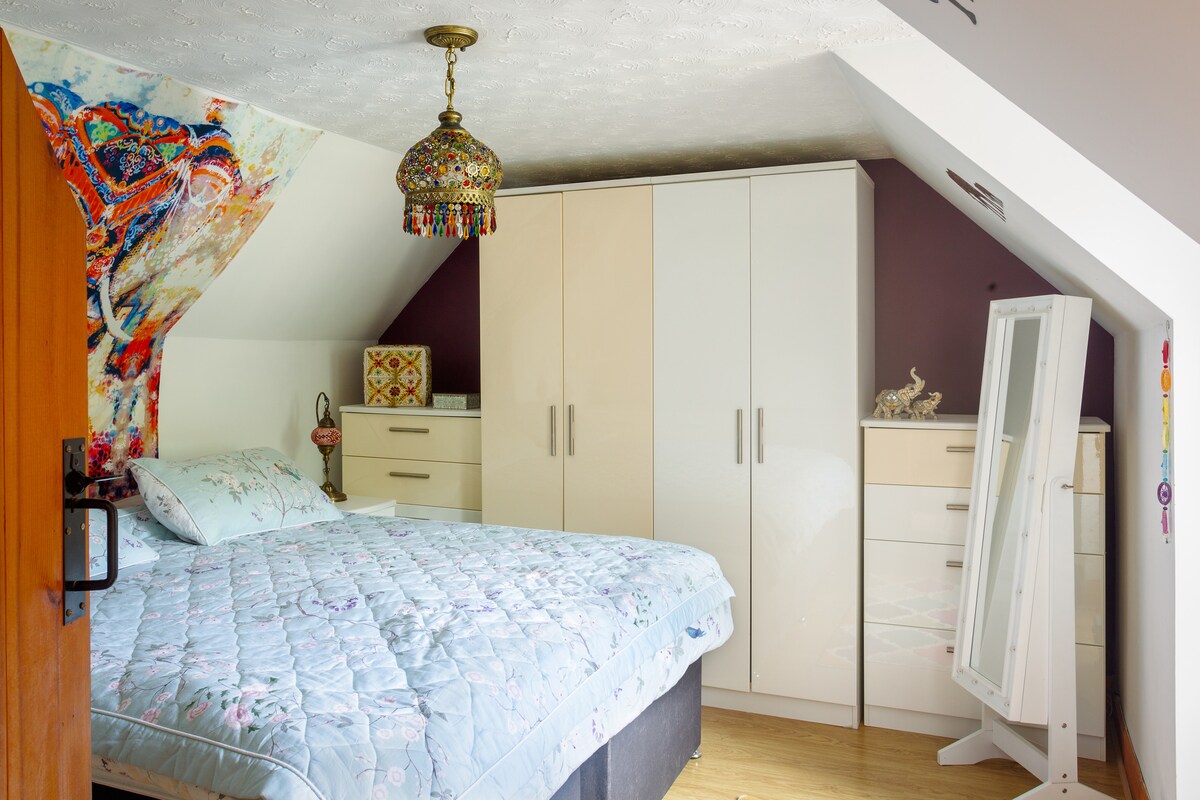 Dormitorio 2: ubicado en la planta superior, este dormitorio puede ser doble o convertido en dos camas individuales. 